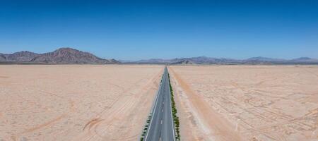 clássico panorama Visão do a sem fim em linha reta estrada foto