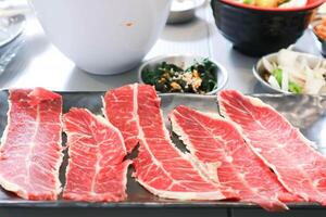 cru carne , fatiado carne ou carne para cozinhar e coreano salada foto