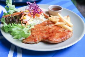 carne de porco bife , grelhado carne de porco ou fatiado carne de porco e salada foto