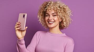 ai gerado alegre mulher com encaracolado Loiras cabelo, radiante sorriso, fazer uma Paz gesto, captura alegria dentro uma à moda selfie. elegante pose contra uma roxa fundo, a comemorar vida foto