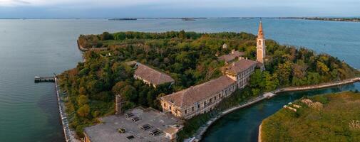 aéreo Visão do a atormentou fantasma ilha do poveglia dentro a veneziano lagoa foto