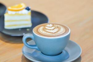 quente café, cappuccino café ou café com leite café ou plano branco e laranja bolo com laranja e mirtilo cobertura foto