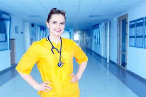 médico dentro amarelo uniforme dentro a hospital. conceito do uma feliz lindo médico menina com uma sorrir foto