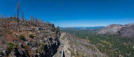 montanha estrada dentro Califórnia através a floresta foto