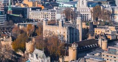 branco torre dentro torre do Londres é uma histórico castelo. foto