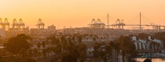 milhares do Remessa containers dentro a porta do grandes de praia perto los angeles Califórnia. foto