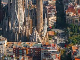 aéreo Visão do Barcelona cidade Horizonte e sagrada familia catedral às pôr do sol foto