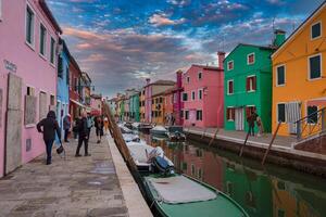 vibrante e pitoresco canal Visão do colorida edifícios dentro burano, Itália foto