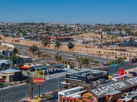 Barstow paisagem urbana movimentado urbano vida em icônico rota 66 com comercial e residencial edifícios foto