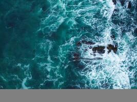 aéreo Visão do a enorme pacífico oceano ondas foto