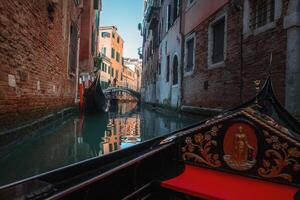 tranquilo gôndola passeio em Veneza canal sereno horário de verão cena dentro Itália foto