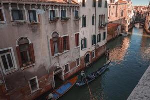 Veneza canal com gôndola - autêntico italiano arquitetura e cenário dentro real veneziano estilo foto