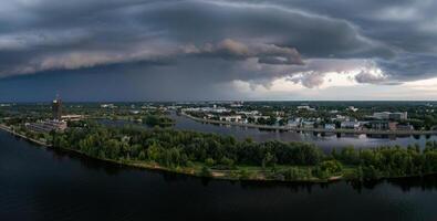 enorme trovoada Sombrio nuvens sobre a cidade do riga foto