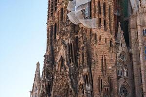 fechar-se Visão sagrada família detalhado fachada dentro barcelona, Espanha. foto