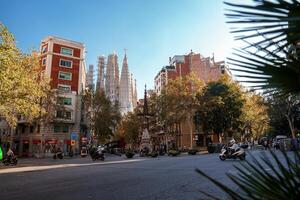 ensolarado Barcelona rua cena com la sagrada familia dentro fundo foto