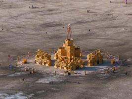 aéreo Visão do a queimando homem festival dentro nevada deserto. Preto Rocha cidade a partir de acima. foto