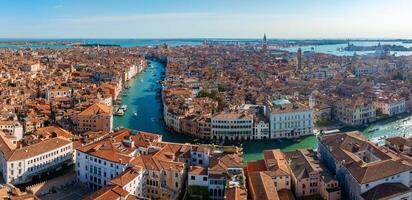 aéreo Visão do Veneza perto santo marca quadrado, rialto ponte e limitar canais. foto