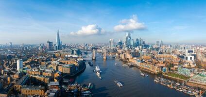 aéreo Visão do a icônico torre ponte conectando Londres com Southwark foto