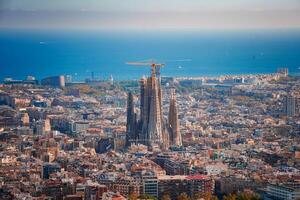 expansivo panorâmico Visão do barcelona, sagrada família, e a mar horizonte foto