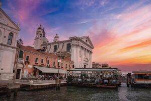 deslumbrante Visão do Veneza grande canal icônico vias navegáveis e histórico arquitetura foto