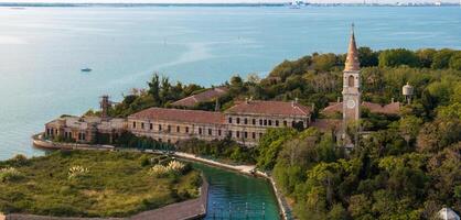 aéreo Visão do a atormentou fantasma ilha do poveglia dentro a veneziano lagoa foto