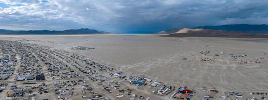 aéreo Visão do a queimando homem festival dentro nevada deserto. Preto Rocha cidade a partir de acima. foto