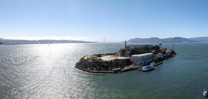 aéreo Visão do a prisão ilha do Alcatraz dentro san francisco baía, foto