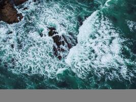 aéreo Visão do a enorme pacífico oceano ondas foto
