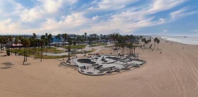 patim borda parque dentro Veneza de praia às pôr do sol, Califórnia, EUA foto