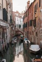 cênico limitar canal dentro Veneza, Itália com reflexões - tranquilo e pitoresco urbano panorama foto