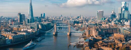 aéreo Visão do a icônico torre ponte conectando Londres com Southwark foto