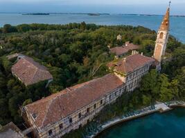 aéreo Visão do a atormentou fantasma ilha do poveglia dentro a veneziano lagoa foto