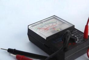 multímetros estão usava para teste elétrico circuitos, baterias, e de outros dispositivos. fechar acima multímetro isolado em branco fundo. foto
