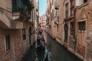 sereno gôndola passeio através encantador veneziano canais - icônico via fluvial cena foto