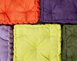 arranjado colorida veludo almofadas para acolhedor à moda interior Projeto foto