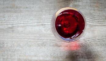 vermelho vinho dentro uma vinho vidro. a topo Visão foto