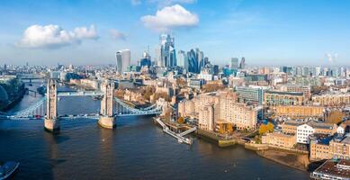 aéreo Visão do a icônico torre ponte conectando Londres com Southwark foto