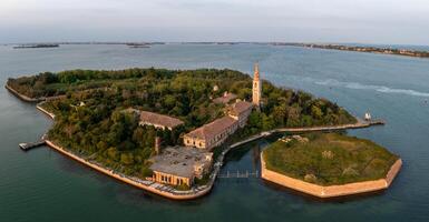 aéreo Visão do a atormentou fantasma ilha do poveglia dentro a veneziano lagoa foto