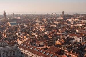 tirar o fôlego aéreo Visão do Veneza, Itália com icônico de azulejos vermelhos telhados e pitoresco vias navegáveis foto