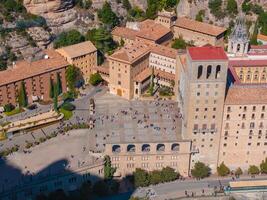 aéreo Visão do a Benedict Igreja Mosteiro do Monserrat a partir de barcelona, Espanha. foto