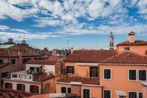 tirar o fôlego Visão do Veneza sereno telhado cenário capturando icônico vermelho lado a lado telhados e canais foto