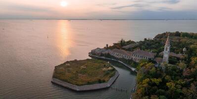 aéreo Visão do a atormentou fantasma ilha do poveglia dentro a veneziano lagoa foto