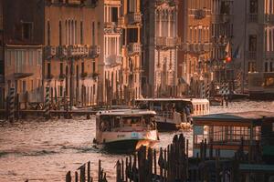 tranquilo pôr do sol sobre grande canal dentro Veneza, sereno beira-mar paisagem urbana fotografia foto