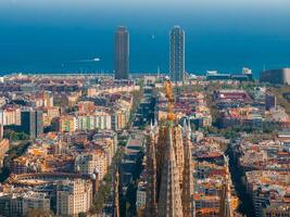 aéreo Visão do Barcelona cidade Horizonte às pôr do sol. foto