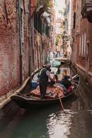 tranquilo Veneza canal com solitário gôndola - sereno, Eterno, e pitoresco italiano cena. foto