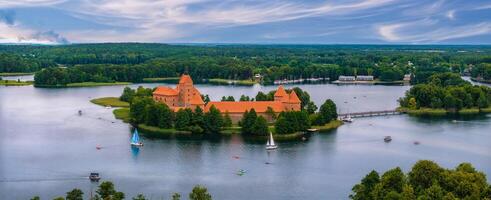 aéreo Visão do trakai, sobre medieval gótico ilha castelo dentro Galve lago. foto