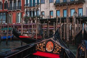 tranquilo cena do ancorado gôndolas em profundo azul água dentro Veneza, Itália foto