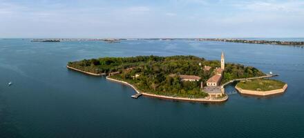 aéreo Visão do a atormentou fantasma ilha do poveglia dentro a veneziano lagoa foto