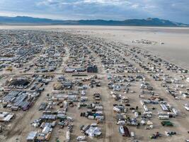 aéreo Visão do a queimando homem festival dentro nevada deserto. Preto Rocha cidade a partir de acima. foto