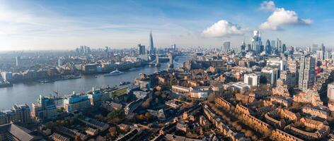 aéreo Visão do a icônico torre ponte conectando Londres com Southwark foto